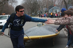 Unable to drive record-breaking solar car in Ontario, Xof1 owner drags car to Niagara